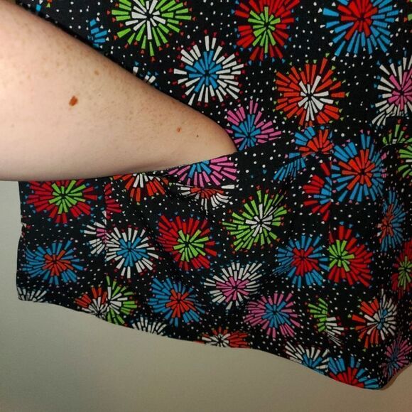 MED COUTURE BURST PRINT MULTICOLORED SCRUB TOP SIZE LARGE - Picture 2 of 6